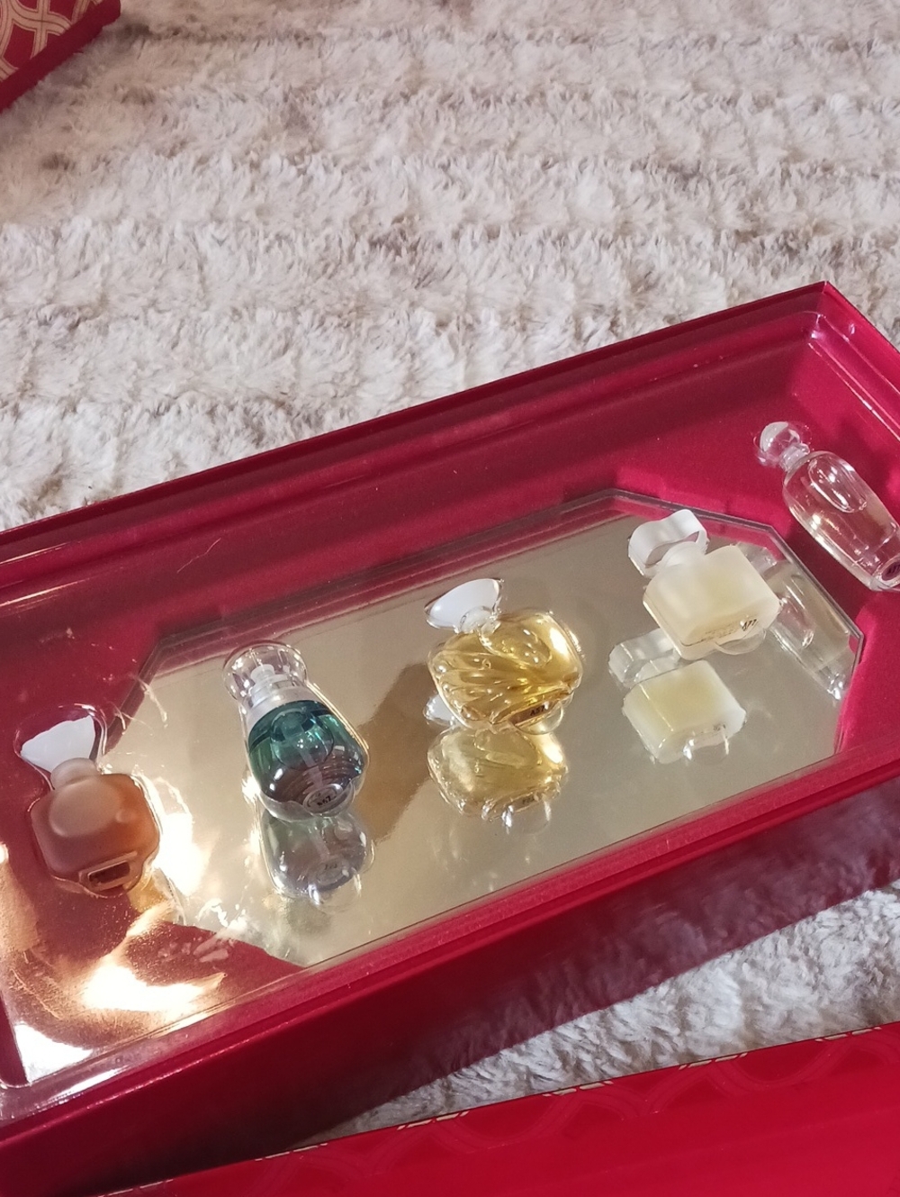 Estee Lauder Small Wonders Gift Set - Red - Picture 2 of 6
